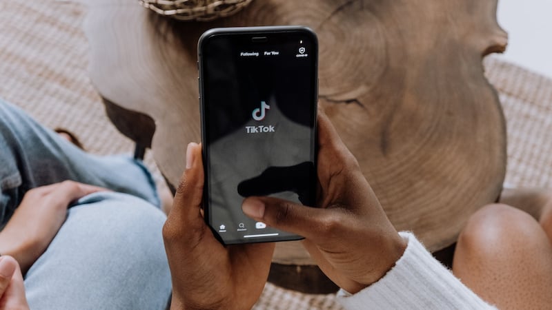 ganar dinero por ver videos en tiktok